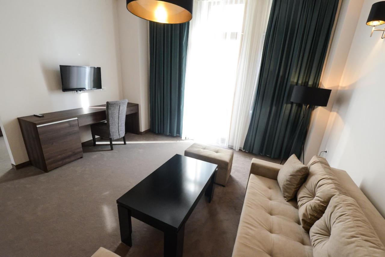 Hotel Cara 28 Skopje Bagian luar foto
