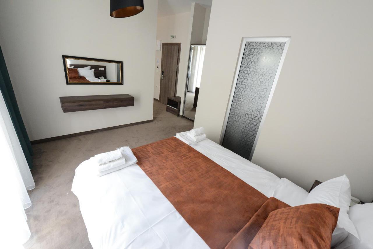 Hotel Cara 28 Skopje Bagian luar foto