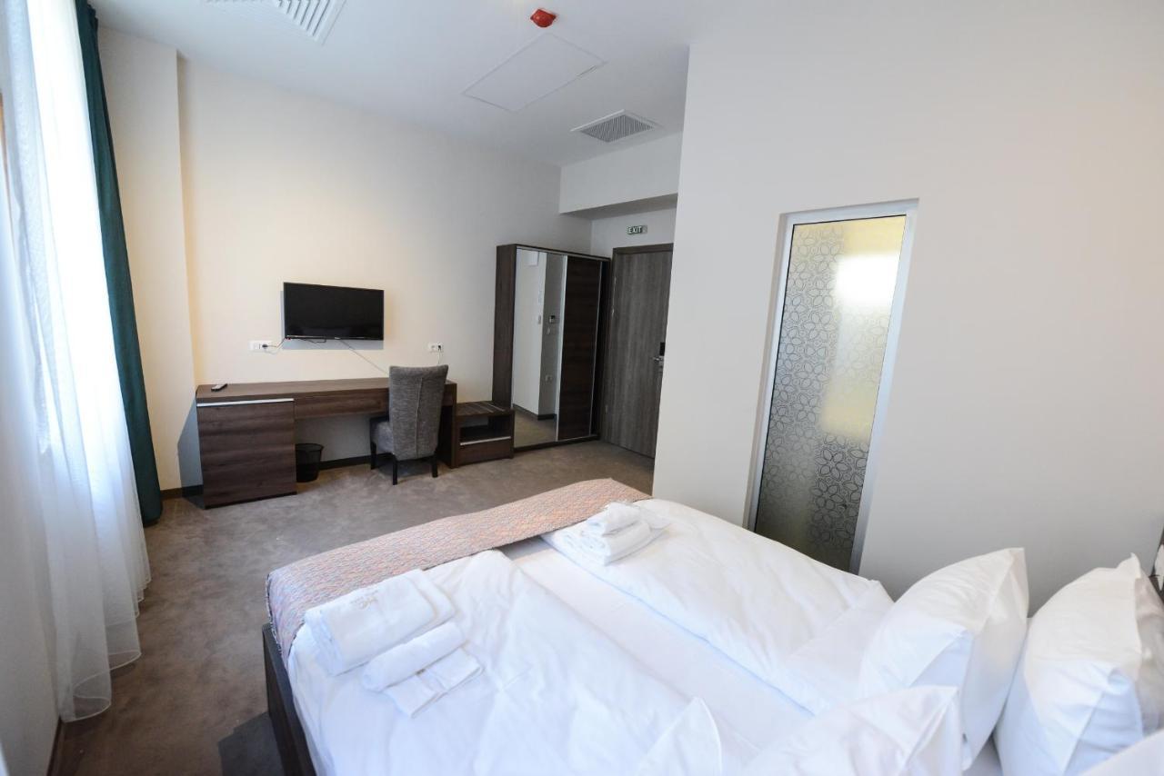 Hotel Cara 28 Skopje Bagian luar foto